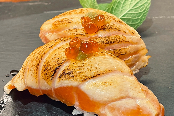 Platos de restaurantes japoneses en Madrid imagen de dos nigiris