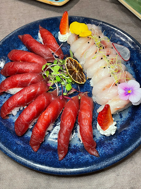 Te recomendamos los mejores restaurantes japoneses en Madrid imagen de plato de nigiris